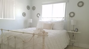 2 Schlafzimmer, Schreibtisch, Bügeleisen/Bügelbrett, Reisekinderbett