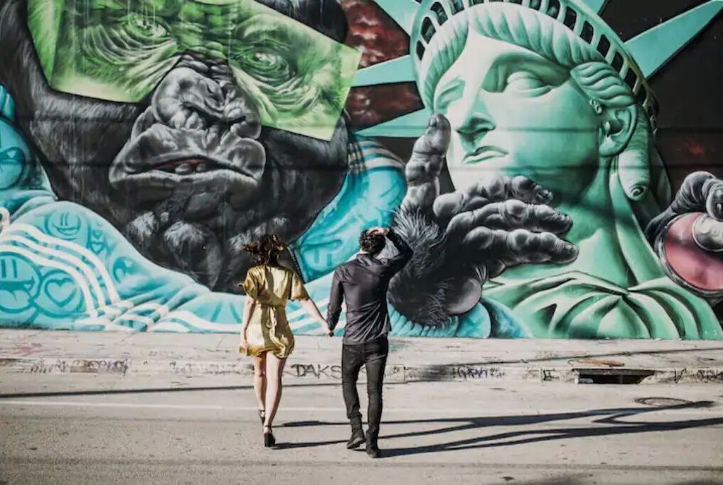 Un mural con una gran estatua verde y un gorila.
