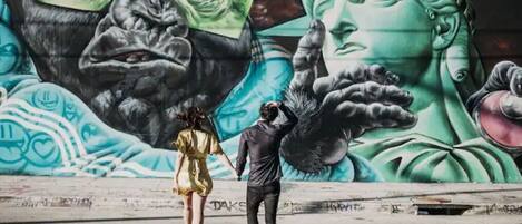 Un mural con una gran estatua verde y un gorila.