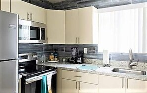 Frigorífico, microondas, horno y placa de cocina