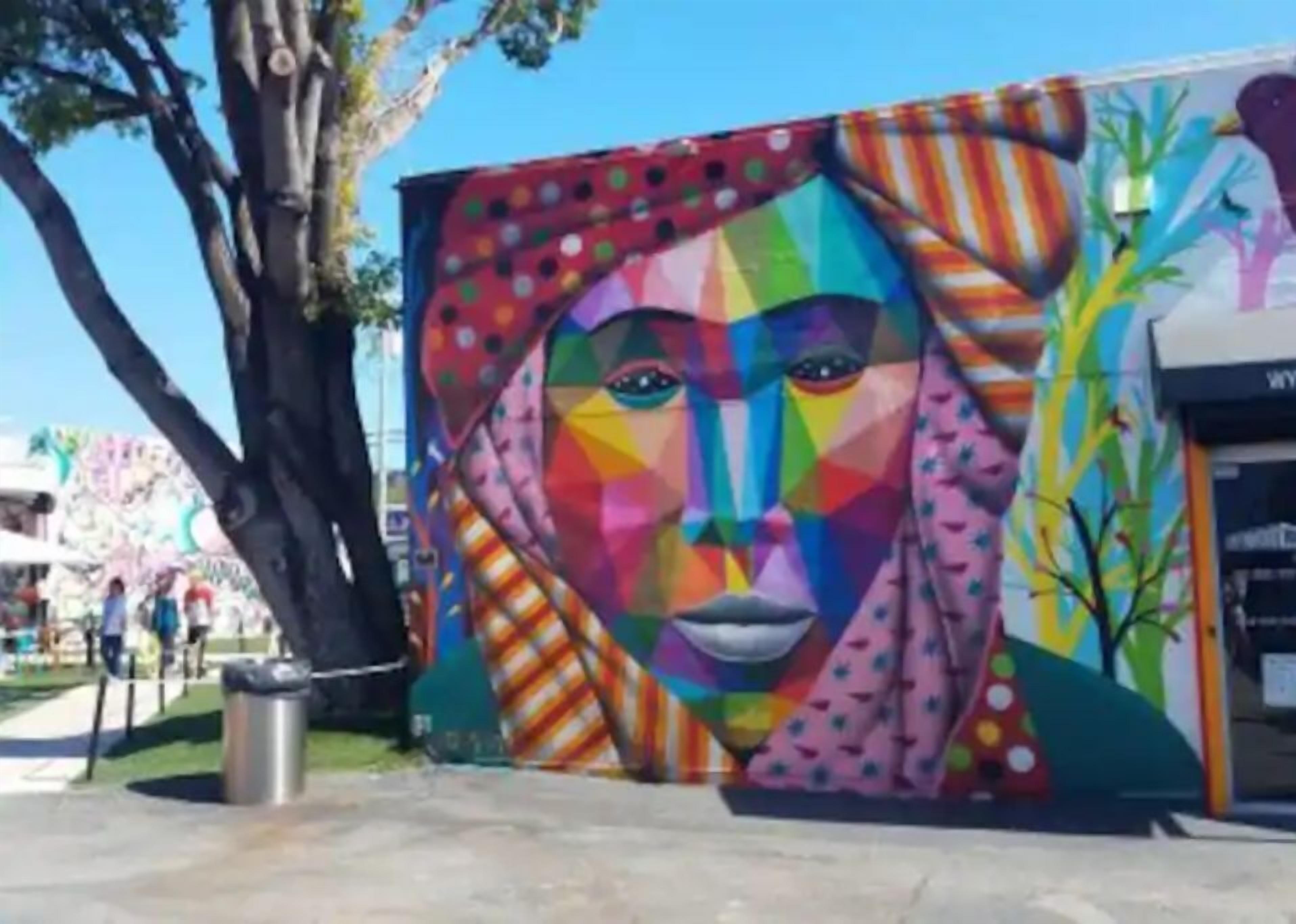 Une fresque colorée ornée de motifs géométriques et de formes abstraites.