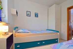 2 bedrooms, iron/ironing board, travel cot, free WiFi