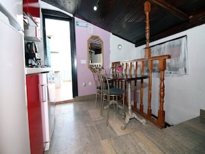 Fridge, microwave, oven, stovetop - Holiday Home Serov - four bedroom house (Tisno)
