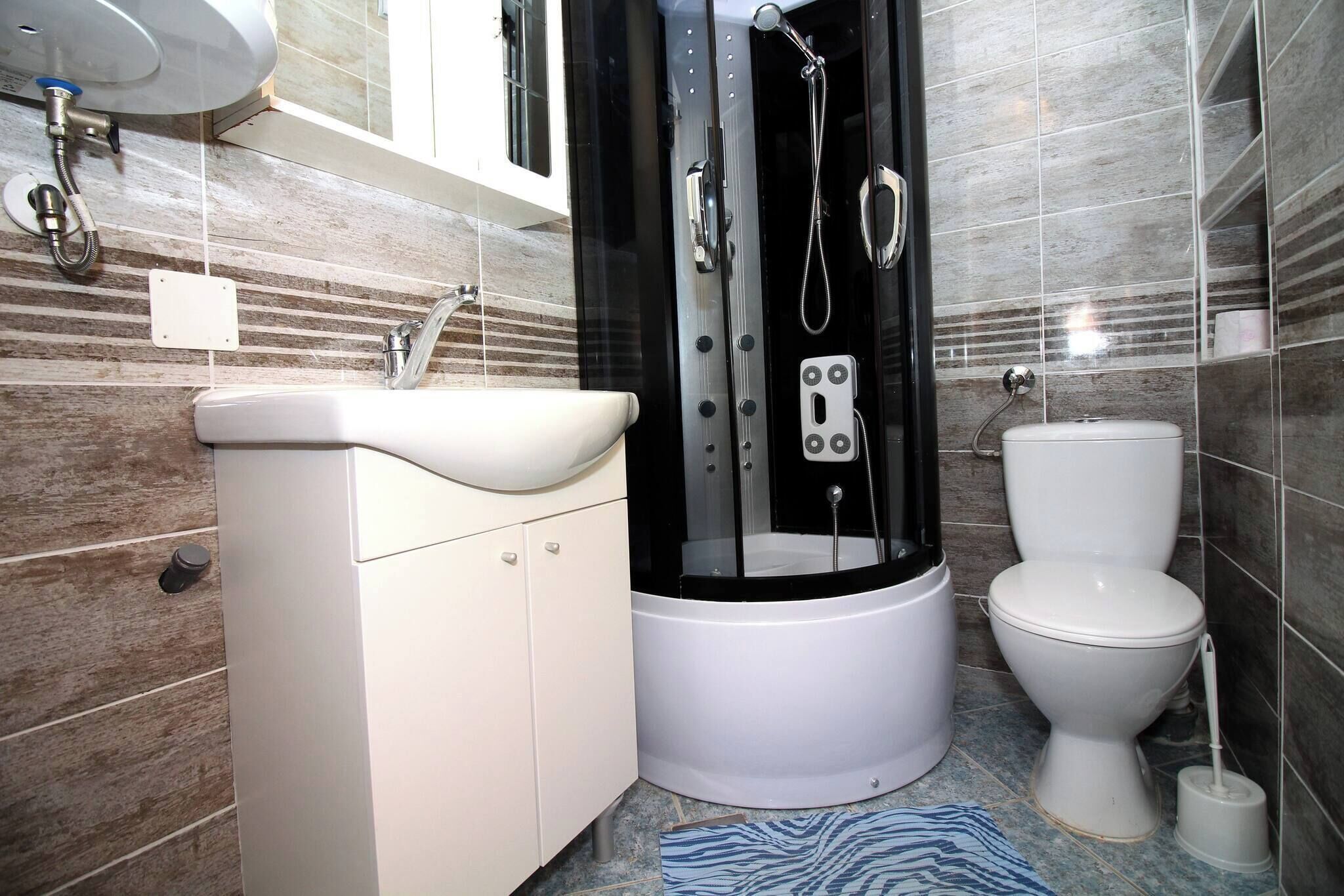 Douche, séchoir à cheveux, serviettes fournies, papier de toilette