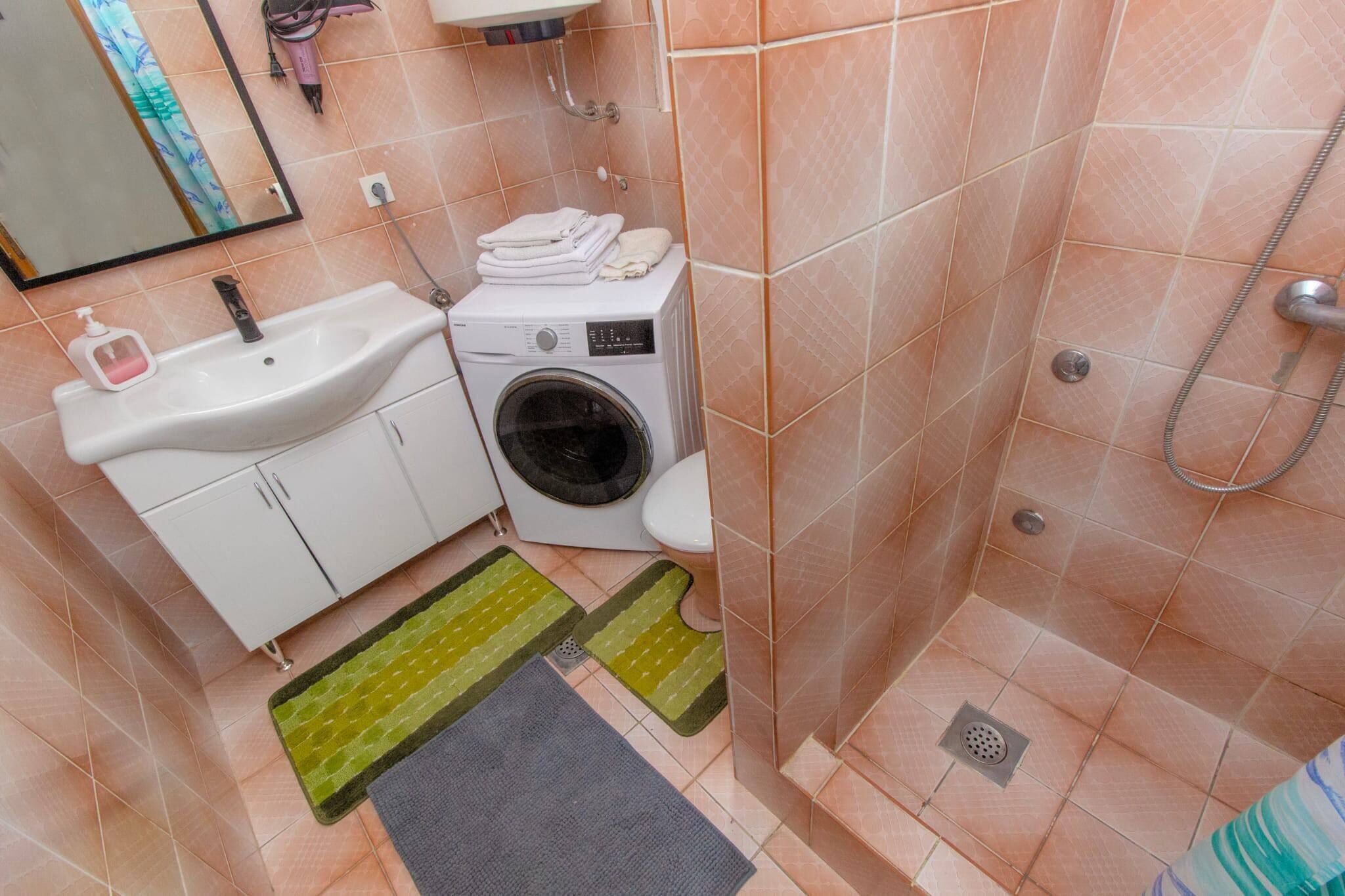 Regadera, toallas, papel de baño 