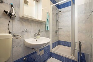 Dusche, Haartrockner, Handtücher