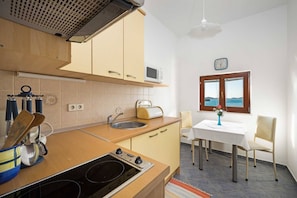 Frigorífico, microondas, placa de cocina y hervidor eléctrico