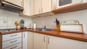 Fridge, microwave, stovetop, electric kettle