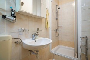 Shower, hair dryer, towels