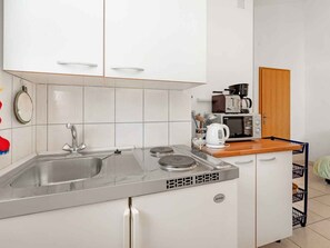 Réfrigérateur, plaque de cuisson, bouilloire électrique