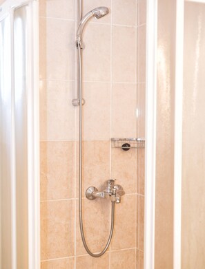 Dusche, Haartrockner, Handtücher, Toilettenpapier