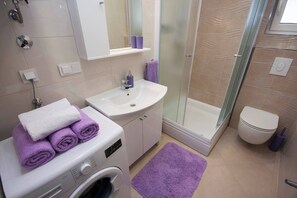 Douche, sèche-cheveux, serviettes fournies