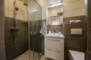 Dusche, Haartrockner, Handtücher, Toilettenpapier
