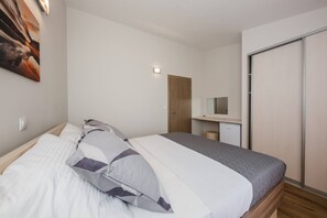 Iron/ironing board, free WiFi, bed sheets