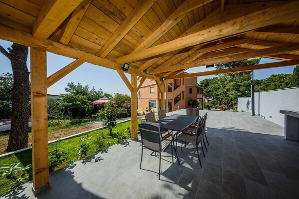 تناول الطعام بالخارج