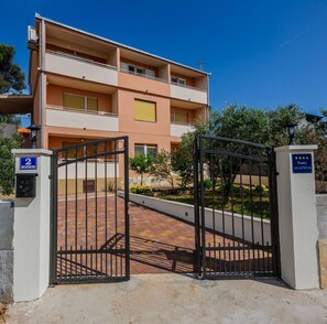 Exterior - Apartments Savin - one bedroom apartment with a sea view (Šibenik-Brodarica)