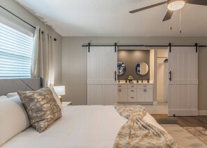 3 bedrooms, iron/ironing board, free WiFi, bed sheets - Lake House Retreat Near Downtown, Disney, Universal Studios and Airport (Orlando)