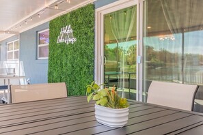 Outdoor dining - Lake House Retreat Near Downtown, Disney, Universal Studios and Airport (Orlando)