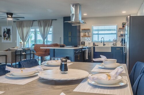 Lake House Retreat Near Downtown, Disney, Universal Studios and Airport