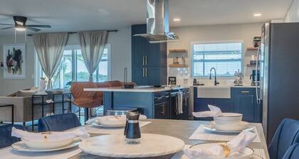 Lake House Retreat Near Downtown, Disney, Universal Studios and Airport