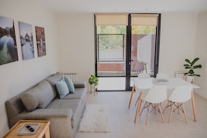 Design Apartment | Living area | 52-inch Smart TV with digital channels, TV - El Coirón Aparts (Esquel)