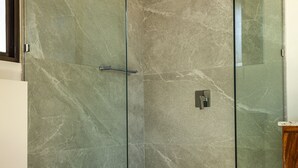 A modern bathroom with a glass-enclosed shower, a toilet, and a wooden vanity. - top design, Pool, View, ACs, Terrasse with Ventilator, gutes Internet, Parkplätze (Los Pargos)