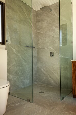 Serviettes fournies, shampoing, papier toilette