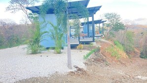 A modern house with a covered porch, surrounded by gravel and small plants. - top design, Pool, View, ACs, Terrasse with Ventilator, gutes Internet, Parkplätze (Los Pargos)