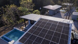 A residential property with a swimming pool, solar panels, and a covered patio. - top design, Pool, View, ACs, Terrasse with Ventilator, gutes Internet, Parkplätze (Los Pargos)