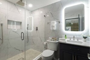 Douche, sèche-cheveux, serviettes fournies, savon
