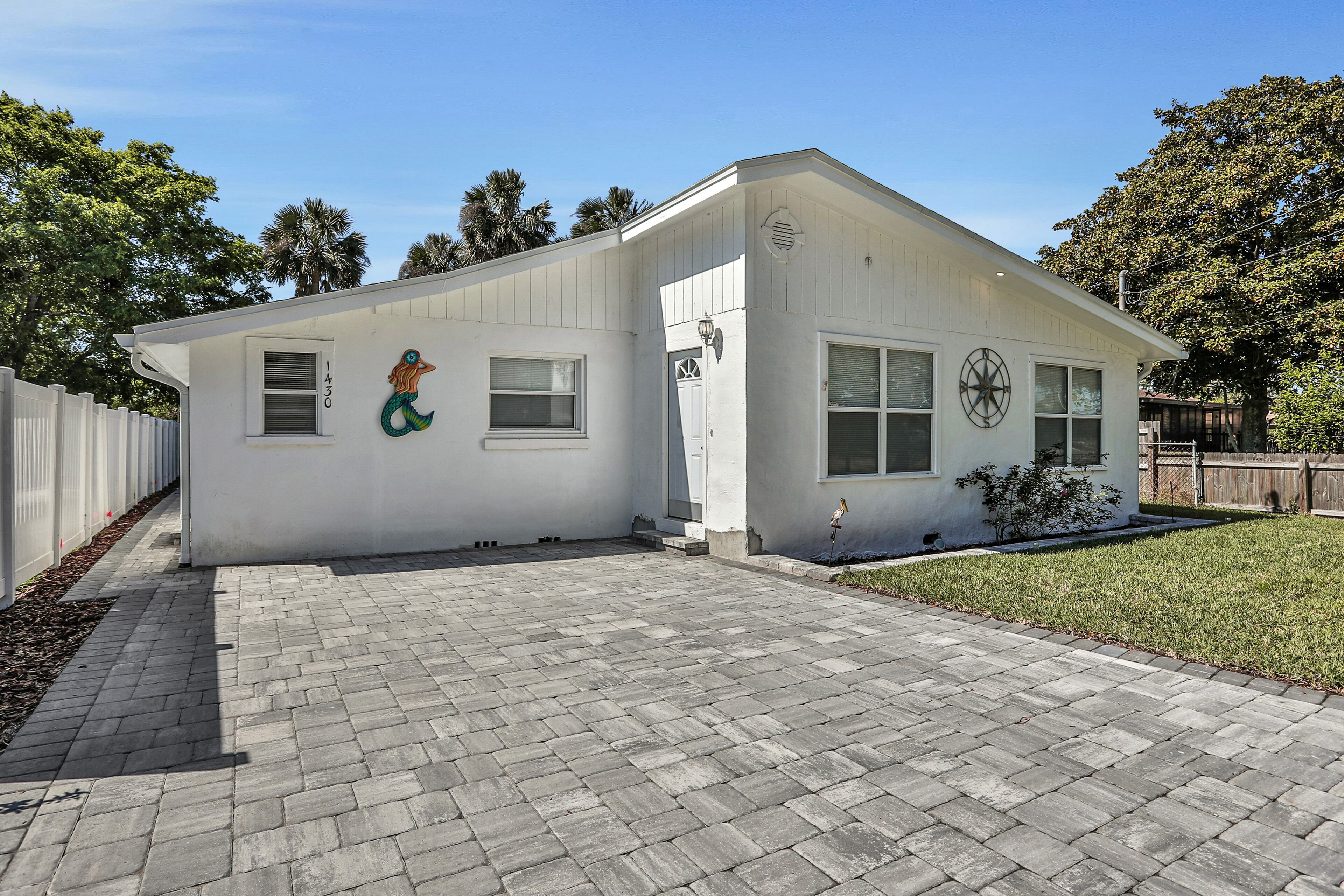 Inviting home with river view, lanai, full kitchen, central AC, & W/D