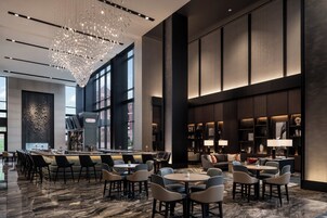 3 bares, salón en el lobby