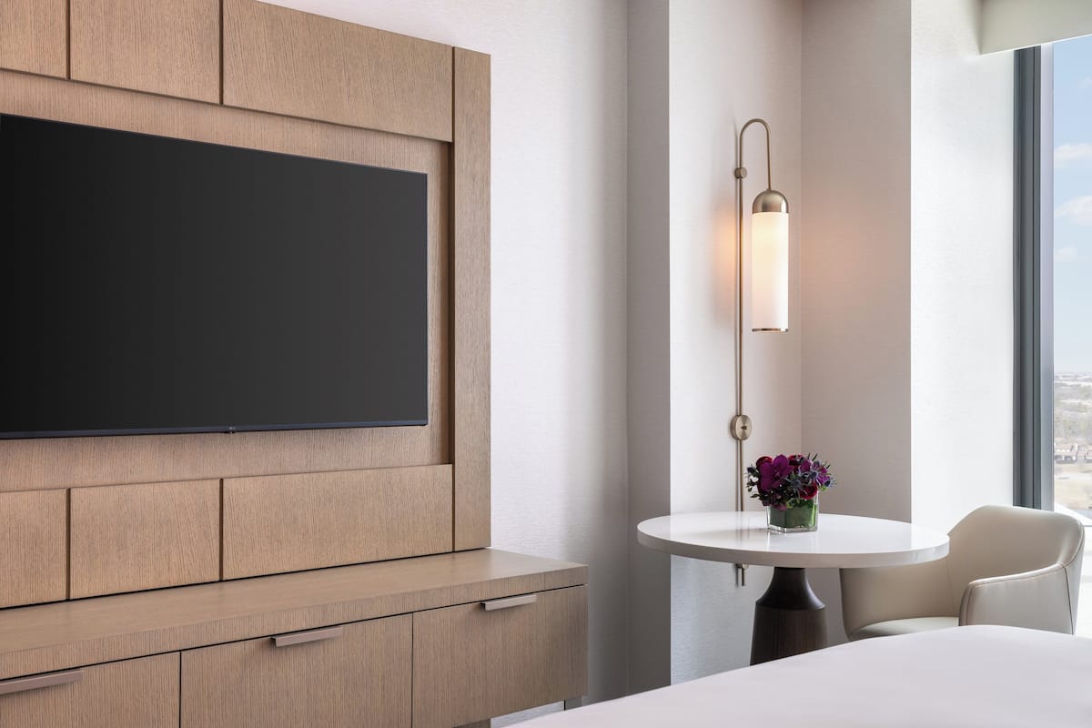 Egyptian cotton sheets, premium bedding, in-room safe, desk