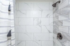 Badewanne, Haartrockner, Handtücher