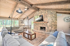 Smart TV, fireplace