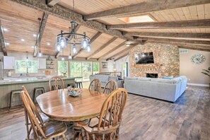 Interior - Beautiful Large close to Skiing / Wine Tasting! (Pioneer)
