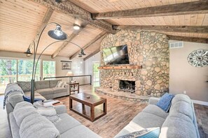 Smart TV, fireplace