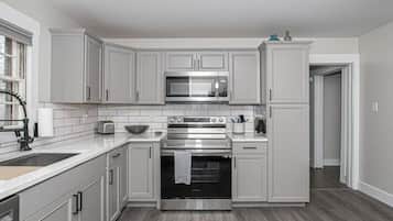 Jääkaappi, mikroaaltouuni, uuni, liesi