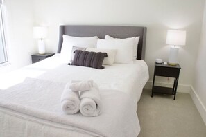 3 bedrooms, desk, WiFi, bed sheets