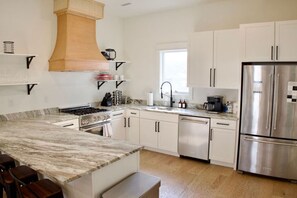 Réfrigérateur, plaque de cuisson, cafetière/bouilloire