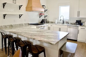 Kühlschrank, Herdplatte, Wasserkocher mit Kaffee-/Teezubehör