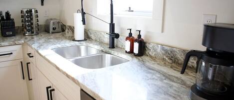 冷蔵庫、コンロ、コーヒー / ティーメーカー、調理器具と食器