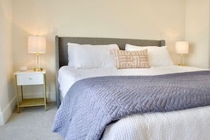 3 bedrooms, desk, WiFi, bed sheets
