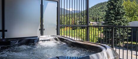 Tina de hidromasaje al aire libre