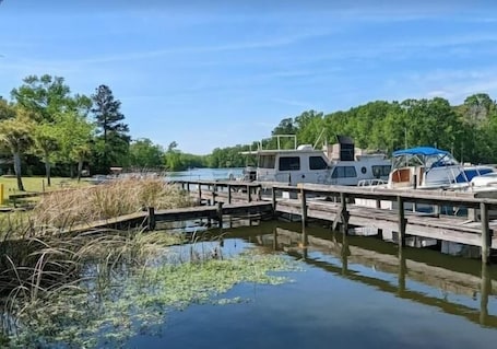 Marina. Hotel Lakefront Queen With Kitchenette - Hotel Lakefront Queen with Kitchenette