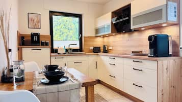 Frigorifero, microonde, forno, piano cottura