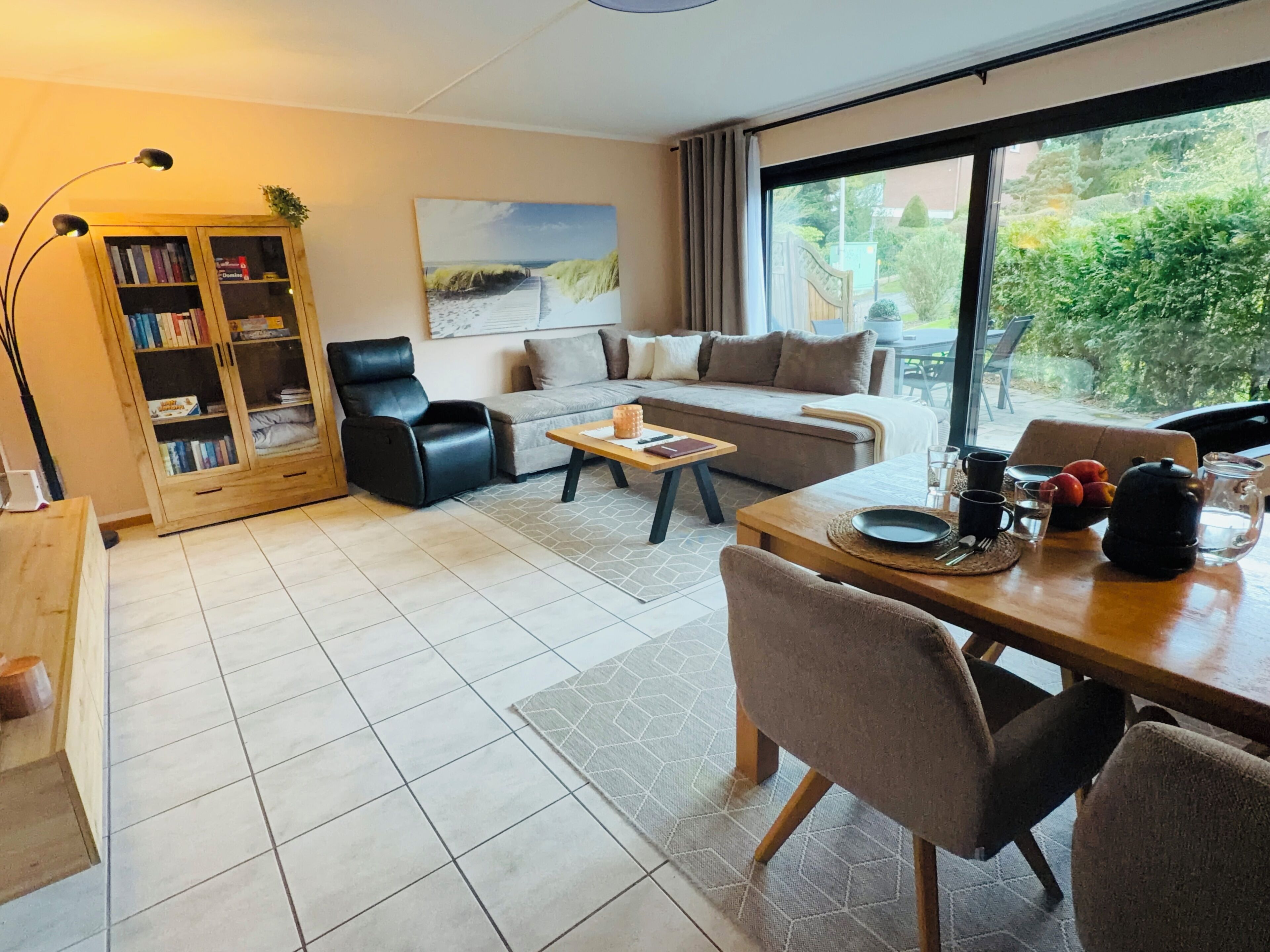 TV connectée, livres, vidéothèque