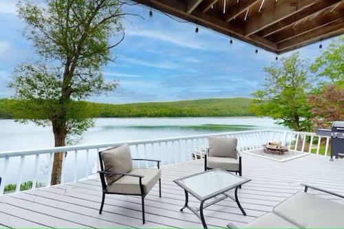  Spacious Vermont Lake Retreat- Private Dock/Game Room/NEW Golf Sim/Theater