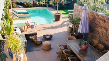Una piscina al aire libre, una piscina climatizada