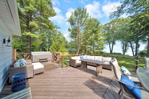 Larry's Lakefront Sleeps 14 with a Private Beach!